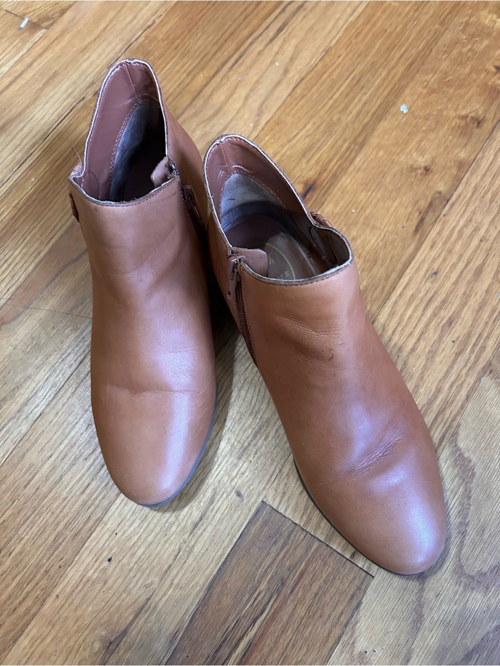 Jack Rogers Peyton Tan Leather Ankle Booties Whipstitch Medallion Accent Sz 7.5M